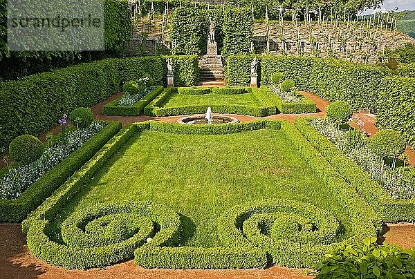 Die drei Dornburger Schlösser liegen am Rand eines Muschelkalkfelsenplateaus über der Saale  nördlich von Jena im Bundesland Thüringen. Sie sind ein einzigartiges Schloss- und Gartenensemble  das auch ein beliebter Aufenthaltsort Goethes war