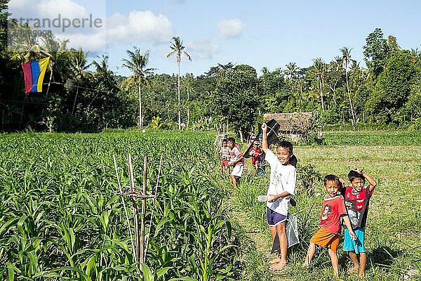 Bali  Indonesien  Juli 07  2015: Balinesische Kinder spielen mit Drachen auf den Feldern  Asien