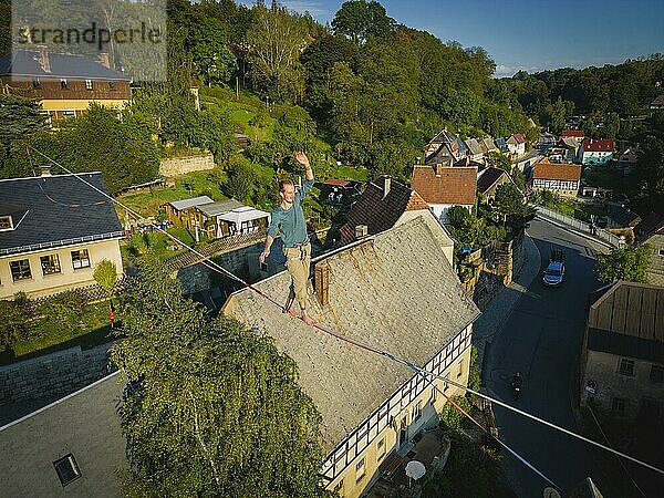 Highline- und Familienfest in Hohnstein Über den Dächern Hohnsteins und zwischen Sandsteinfelsen sind Highlines gespannt  über welche wagemutige Extremsportler balancieren