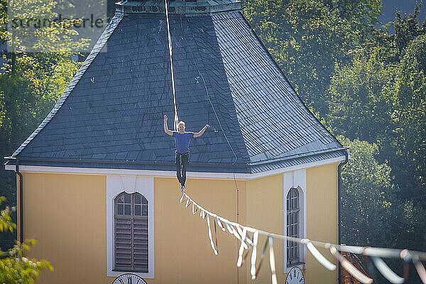 Highline- und Familienfest in Hohnstein Über den Dächern Hohnsteins und zwischen Sandsteinfelsen sind Highlines gespannt  über welche wagemutige Extremsportler balancieren