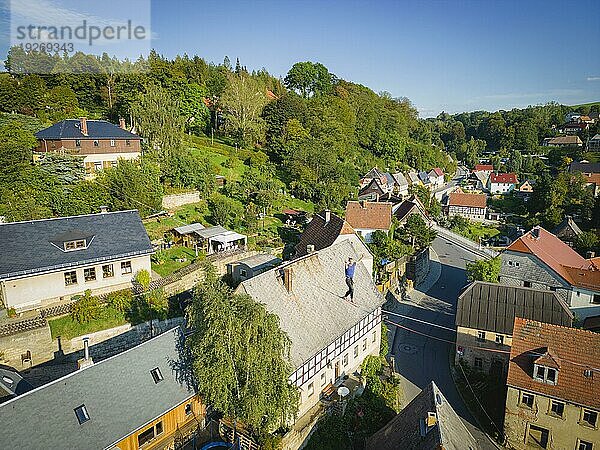 Highline- und Familienfest in Hohnstein Über den Dächern Hohnsteins und zwischen Sandsteinfelsen sind Highlines gespannt  über welche wagemutige Extremsportler balancieren