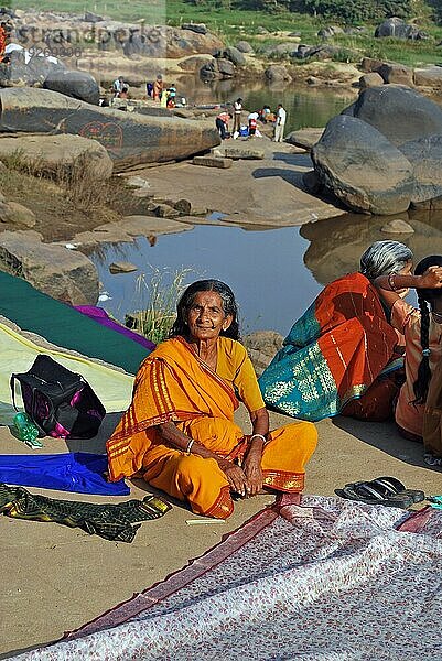 Inderinnen am Tungabhadra Fluss in Hampi  Karnataka  Südindien