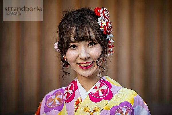 Junge Frau in einem Kimono in den Straßen von Kyoto an einem warmen Frühlingstag  Kyoto  Japan  Asien