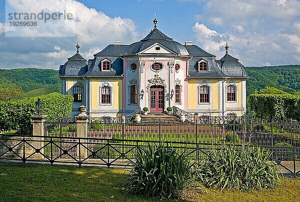 Die drei Dornburger Schlösser liegen am Rand eines Muschelkalkfelsenplateaus über der Saale  nördlich von Jena im Bundesland Thüringen. Sie sind ein einzigartiges Schloss- und Gartenensemble  das auch ein beliebter Aufenthaltsort Goethes war