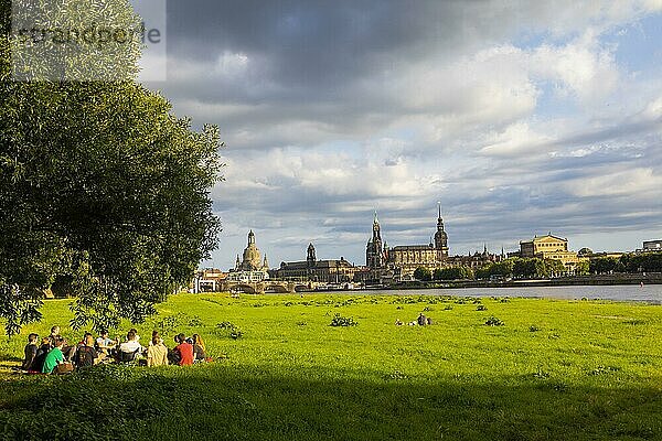 Dresdner Altstadtsilhouette im sommerlichen Abebndlicht  die Elbe führ nach starken Niederschlägen  leichtes Hochwasser