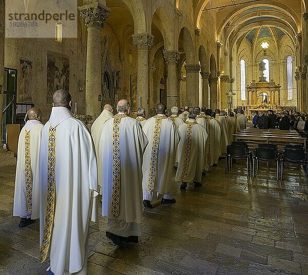 Priester in feierlichem Gewand ziehen in die Kathedrale di San Cerbone zur Messe am Gründonnerstag ein  Massa Marittima  Provinz Grosseto  Italien  Europa