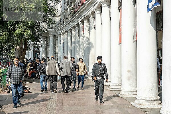 Neu Delhi  Indien  4. Dezember 2019: Menschen und klassische Säulenfassaden am Connaught Place  Asien