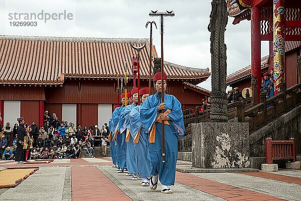Okinawa  Japan  02. Januar 2015: Verkleidete Menschen führen eine Show bei der traditionellen Neujahrsfeier auf der Burg Shuri jo auf  Asien