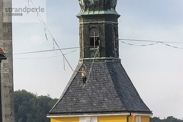 Highline- und Familienfest in Hohnstein Über den Dächern Hohnsteins und zwischen Sandsteinfelsen sind Highlines gespannt  über welche wagemutige Extremsportler balancieren