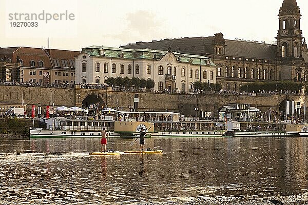 Stehpaddler auf der Elber vor dem Terrassenufer mit Dampfern und der Altstadtsilhouette