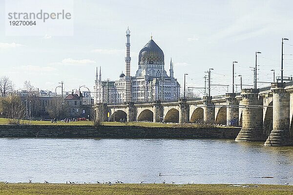 Elbe mit Marienbrücke und Yenidze