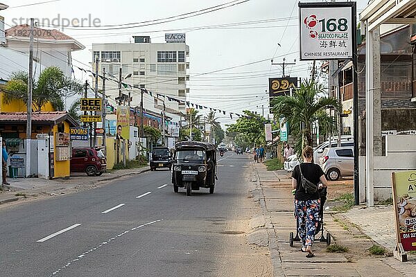 Negombo  Sri Lanka  22. Juli 2018: Menschen auf der Hauptstraße in der Touristengegend nördlich des Stadtzentrums  Asien
