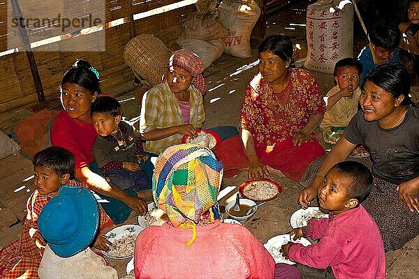 Familie in Hütte beim essen  Frauen und Kinder  Myanmar  Asien