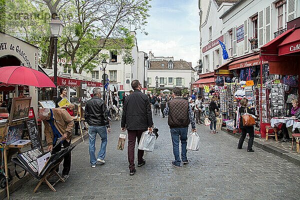 Paris  Frankreich  12. Mai 2017: Menschen auf dem berühmten Place du Tertre im Viertel Montmartre  Europa