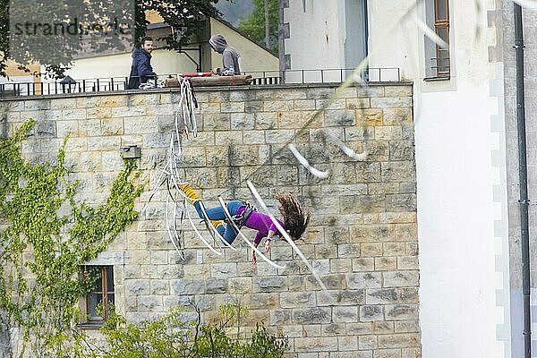 Highline- und Familienfest in Hohnstein Über den Dächern Hohnsteins und zwischen Sandsteinfelsen sind Highlines gespannt  über welche wagemutige Extremsportler balancieren