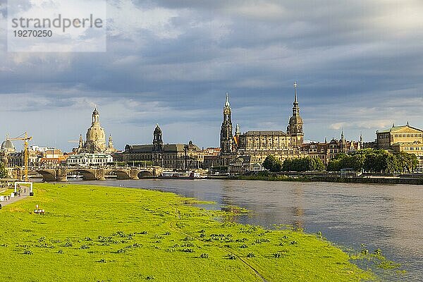 Dresdner Altstadtsilhouette im sommerlichen Abebndlicht  die Elbe führ nach starken Niederschlägen  leichtes Hochwasser