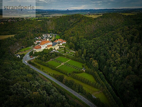 Schloss Weesenstein erhebt sich auf einem Felsvorsprung aus Knotenglimmerschiefer mit Quarziteinlagerungen über dem Tal der Müglitz etwa 3 km südlich von Dohna im Ortsteil Weesenstein der Gemeinde Müglitztal