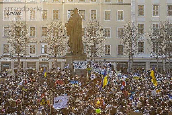 In Dresden versammelten sich ca. 3.000 Menschen auf dem Neumarkt vor der Frauenkirche. Auf Plakaten und Spruchbändern forderten sie unter anderem Stoppt den Krieg und Freiheit für die Ukraine und bekundeten ihre Solidarität mit den Menschen in der Ukraine