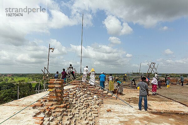 Anuradhapura  Sri Lanka  21. August 2018: Menschen bei der Arbeit auf dem Sandahiru Seya  der Baustelle einer neuen Stupa  Asien