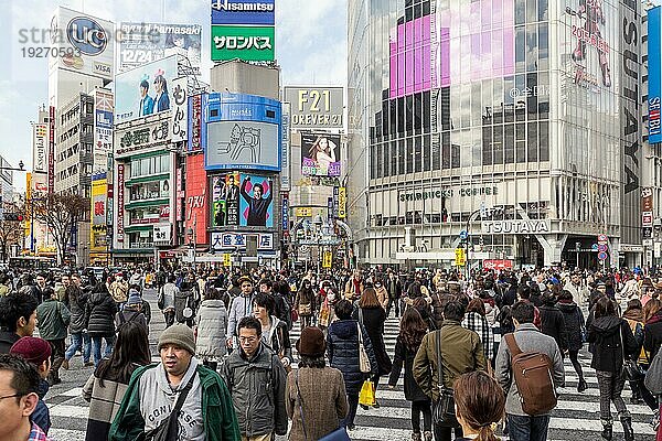 Tokio  Japan  21. Dezember 2014: Menschen gehen über die berühmte Shibuyakreuzung in Tokio  Asien