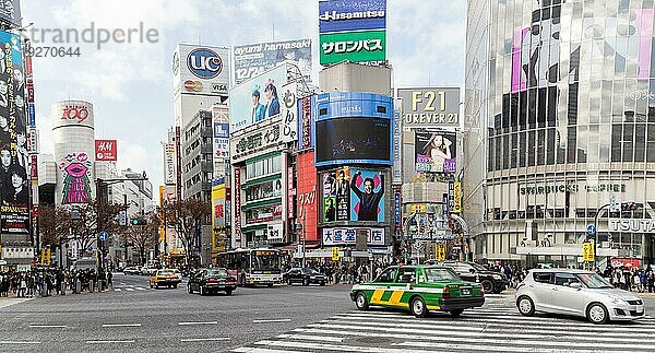 Tokio  Japan  21. Dezember 2014: Autos und Menschen an der berühmten Shibuyakreuzung in Tokio  Asien