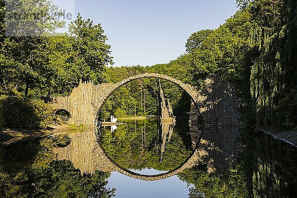 Rakotzbrücke im Kromlauer Park  nach einer umfangreichen Restaurierung wider zugänglich und immer wieder ein beliebtes Fotomotiv