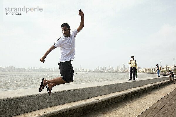 Menschen genießen das Leben sitzend und laufen entlang des Marine Drive und der Promenade in Colaba  Mumbai  Mumbai  Indien  Asien