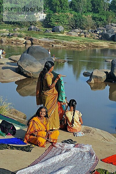 Inderinnen am Tungabhadra Fluss in Hampi  Karnataka  Südindien