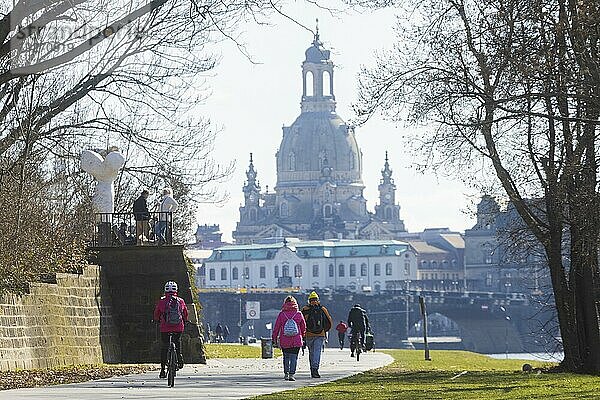 Der Sonnenschein lockt viel Dresdner ins Freie. Alle hoffen auf eine Lockerung der Cronamaßnahmen