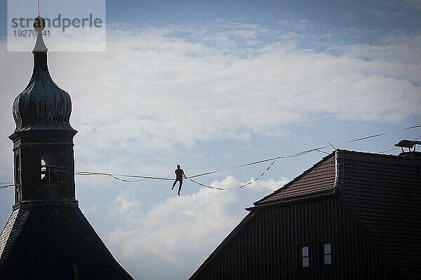 Highline- und Familienfest in Hohnstein Über den Dächern Hohnsteins und zwischen Sandsteinfelsen sind Highlines gespannt  über welche wagemutige Extremsportler balancieren