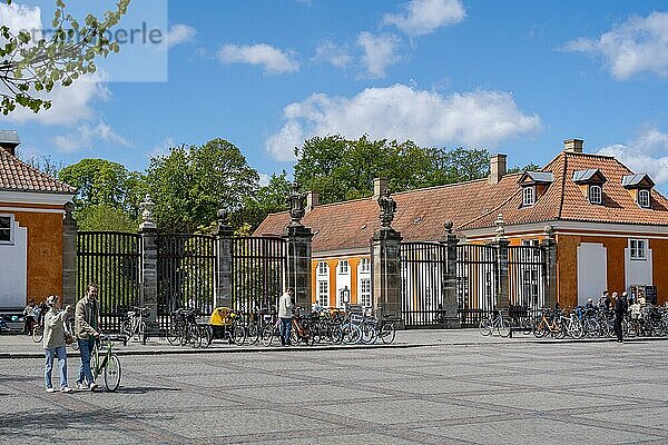 Kopenhagen  Dänemark  07. Mai 2022: Menschen am Haupteingang der Frederiksberg Gärten  Europa