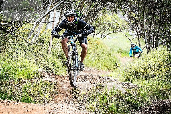 Downhill Mountainbike Fahrer versuchen die ABOM Strecke am 3. Januar 2016 in Mt Buller  Mt Buller  Australien  Ozeanien