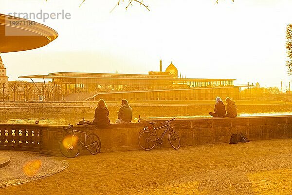 Neustädter Elbufer am Abend  Blick vom Glockenspielpavillon über die Elbe  zum Kongrsszentrum und zur Yenidze