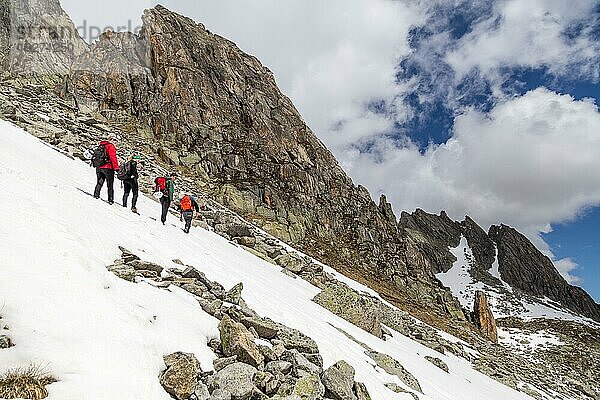 Goscheneralp  Schweiz  24. Mai 2014: Gruppe von Menschen wandern durch Schnee in den Schweizer Alpen  Europa