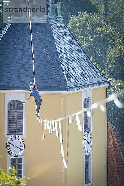 Highline- und Familienfest in Hohnstein Über den Dächern Hohnsteins und zwischen Sandsteinfelsen sind Highlines gespannt  über welche wagemutige Extremsportler balancieren