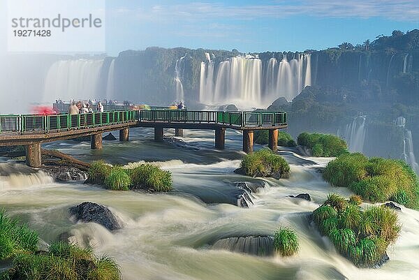 Blick auf die weltberühmten Iguazu Cataratas Fälle mit Quellwasser  Foz do Iguacu  Brasilien  Südamerika