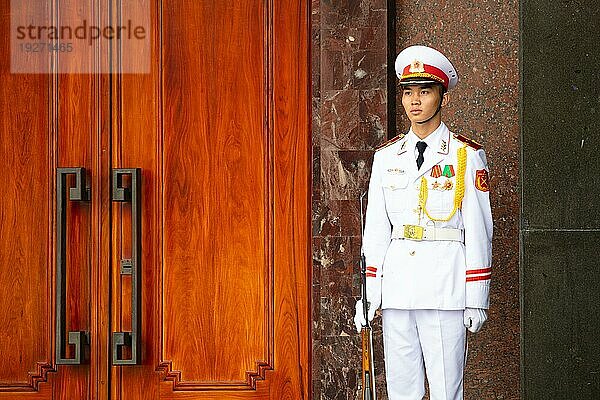 HANOI  VIETNAM  19. SEPTEMBER 2018: Ehrengarde am Ho Chi Minh Mausoleum auf dem Ba Dinh Platz in Hanoi  Vietnam  Asien