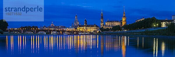 DEU Sachsen Dresden (© Sylvio Dittrich +49 1772156417) Dresden Silhouette  die weltbekannte Skyline der Altstadt von Dresden  bei Niedrigwasser  unter der Marienbrücke gesehen