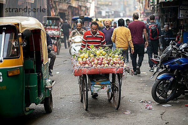 Delhi  Indien  04. Dezember 2019: Menschen auf einer belebten Straße im Main Bazaar im Bezirk Paharganj  Asien