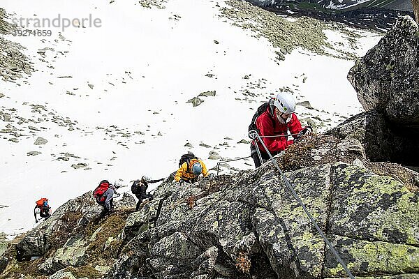 Eine Gruppe von Kletterern auf einem Klettersteig in der  Goscheneralp  Schweiz  Europa