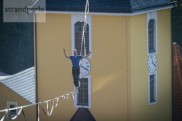 Highline- und Familienfest in Hohnstein Über den Dächern Hohnsteins und zwischen Sandsteinfelsen sind Highlines gespannt  über welche wagemutige Extremsportler balancieren