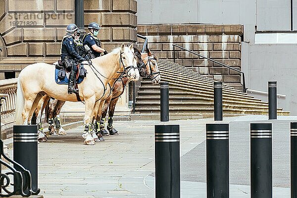 Melbourne  Australien  18. Oktober 2020: Die Polizei von Victoria patrouilliert auf Pferden durch die Straßen des Melbourner Stadtzentrums und des Parlaments  um während der Coronaviruspandemie und der damit verbundenen Abriegelung Menschen zu kontrollieren  Ozeanien
