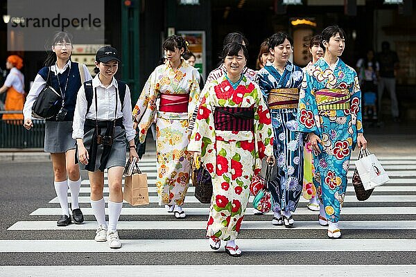 Junge Damen in einem Kimono in den Straßen von Kyoto an einem warmen Frühlingstag  Kyoto  Japan  Asien