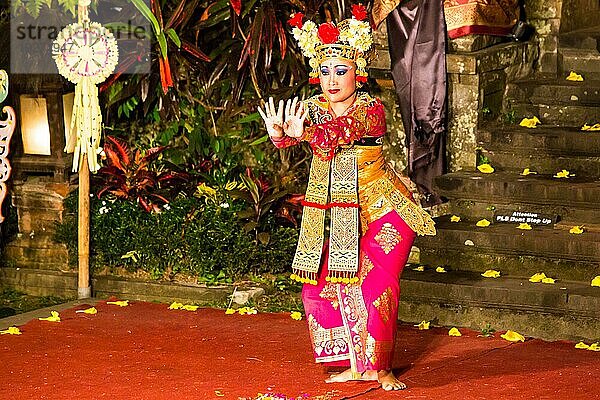 UBUD  BALI  INDONESIEN  SEP 5  2014: Eine traditionelle balinesische Show im Zentrum von Ubud  Bali  Indonesien  Asien