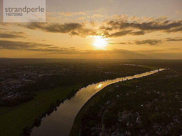 Sonnenuntergang über der Elbe im Osten von Dresden mit den Elbhängen