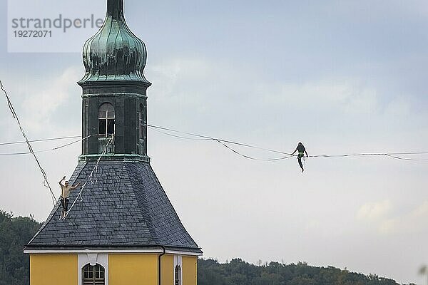 Highline- und Familienfest in Hohnstein Über den Dächern Hohnsteins und zwischen Sandsteinfelsen sind Highlines gespannt  über welche wagemutige Extremsportler balancieren