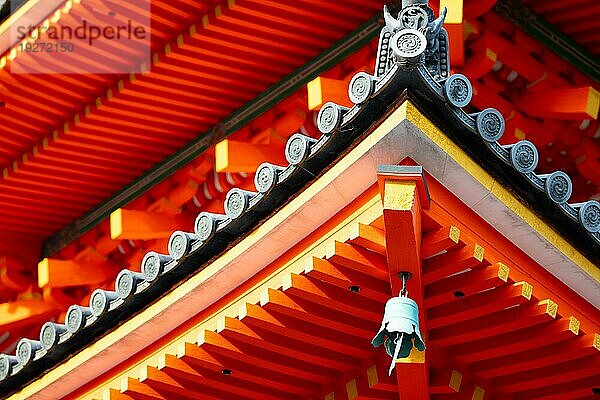 Der kultige Kiyomizu dera Tempel und die Aussicht auf die Berge an einem sonnigen Frühlingstag in Kyoto  Japan  Asien