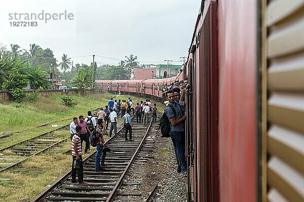 Colombo  Sri Lanka  26. Juli 2018: Viele Menschen klammern sich an den fahrenden Zug  Asien