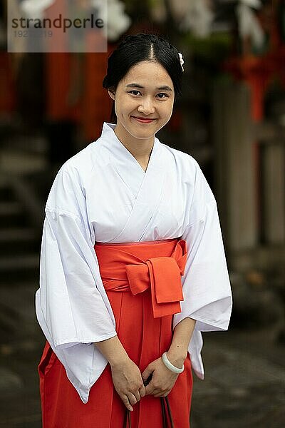 Junge Frau in einem Kimono in den Straßen von Kyoto an einem warmen Frühlingstag  Kyoto  Japan  Asien