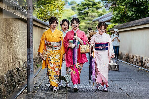 Junge Frau in einem Kimono in den Straßen von Kyoto an einem warmen Frühlingstag  Kyoto  Japan  Asien